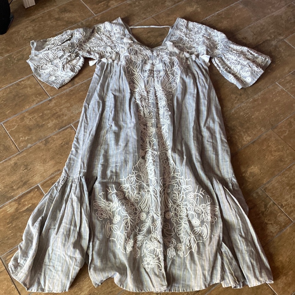 Maeve Dress. Light gray/cream/gold. Size 2. Has slip liner. Great condition.